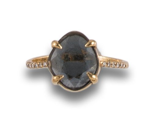 SORTIJA EN ORO CON ESPINELA Y DIAMANTES