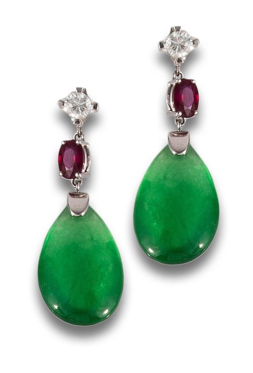 PENDIENTES LARGOS DE DIAMANTES, RUBÍES Y JADE, EN ORO BLANC