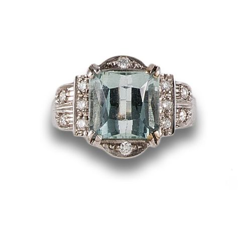 SORTIJA DE AGUAMARINA Y DIAMANTES, EN ORO BLANCO