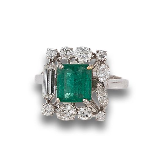 SORTIJA ROSETÓN DE ESMERALDA Y DIAMANTES, EN ORO BLANCO
