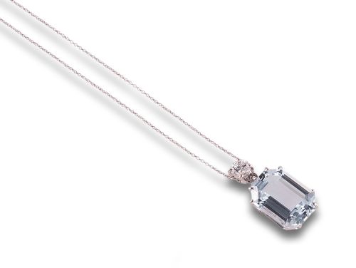 COLGANTE DE AGUAMARINA Y DIAMANTE, EN ORO BLANCO, CON CADEN