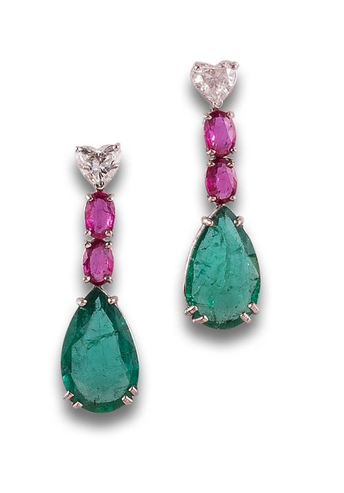 PENDIENTES LARGOS DE DIAMANTES, RUBÍES Y ESMERALDAS, EN ORO