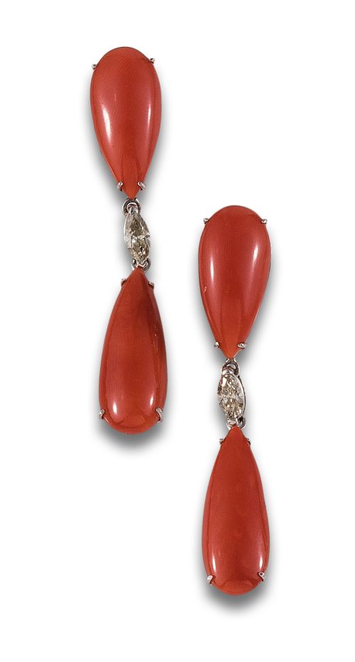 PENDIENTES LARGOS DE CORAL Y DIAMANTES, EN ORO BLANCO
