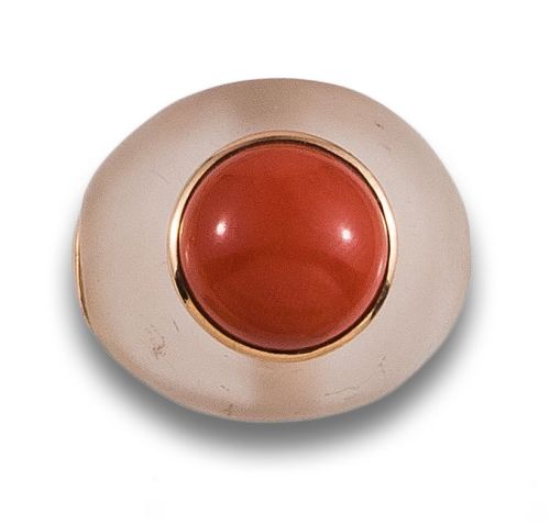 SORTIJA BOMBÉ DE CORAL Y CRISTAL DE ROCA, EN ORO AMARILLO