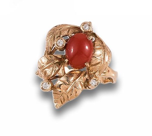 SORTIJA DE CORAL, DIAMANTES, EN ORO AMARILLO