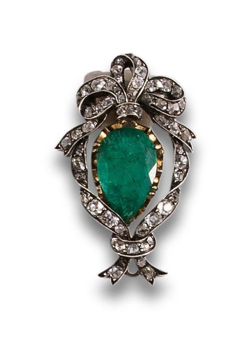 LATE 19TH CENTURY DIAMONDS AND EMERALD BROOCH, IN GOLD AND