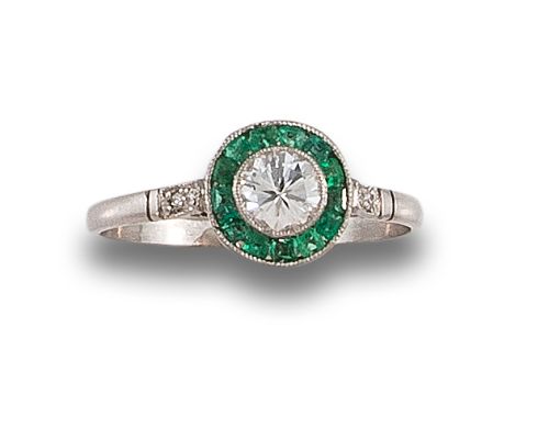 SORTIJA OJO DE PERDIZ DE DIAMANTES Y ESMERALDAS, EN PLATINO