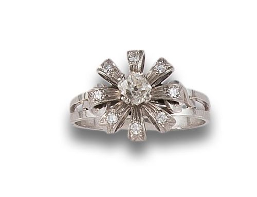 SORTIJA FLOR DE DIAMANTES, EN PLATINO