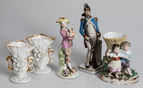 Tres figuras de porcelana de diferentes manufacturas