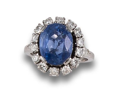 SORTIJA ROSETÓN DE ZAFIRO Y DIAMANTES, EN ORO BLANCO