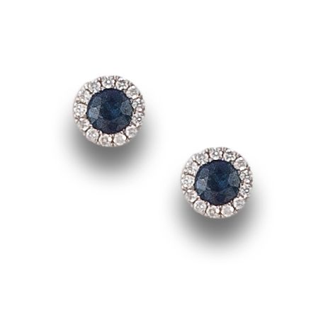 PENDIENTES ROSETONES DE ZAFIROS Y DIAMANTES, EN ORO BLANCO