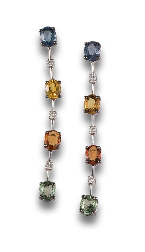 PENDIENTES LARGOS DE DIAMANTES Y ZAFIROS DE COLORES, EN ORO