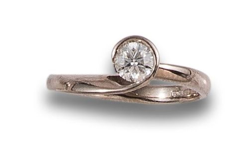 SORTIJA SOLITARIO DE DIAMANTE, EN ORO BLANCO