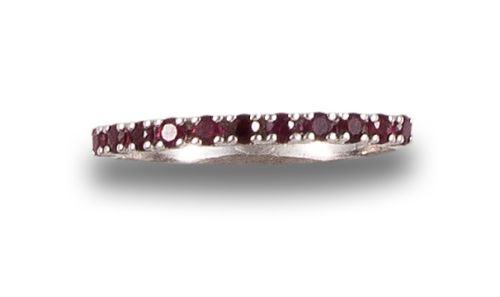 SORTIJA MEDIA ALIANZA DE RUBÍES, EN ORO BLANCO