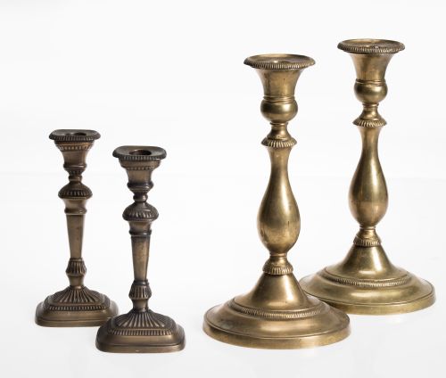 Pareja de candeleros de bronce dorado, S. XX