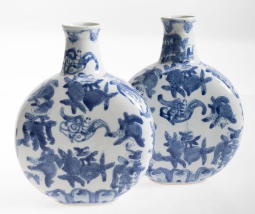 Pareja de cantimploras en porcelana china vidriada y esmal