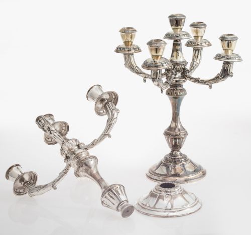 Pareja de candelabros de plata española ley 916, S. XX