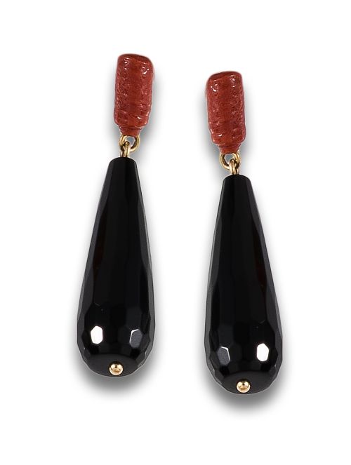 PENDIENTES LARGOS DE CORAL, ÓNIX Y ORO AMARILLO