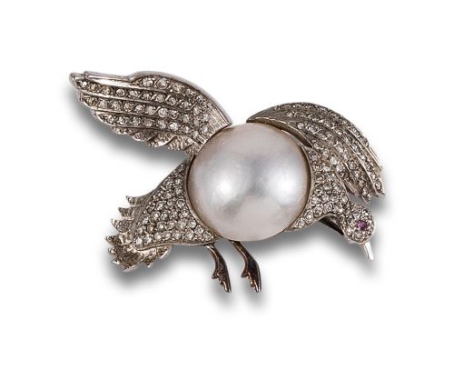 BROCHE CA. 1950 EN PLATINO CON DIAMANTES Y RUBÍ