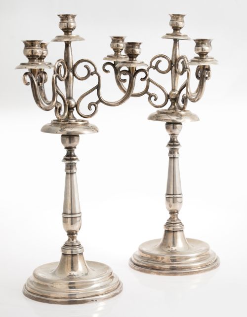 Pareja de candelabros de metal plateado, S. XX