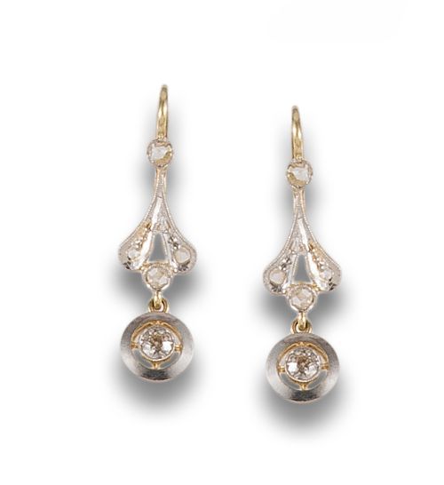 PENDIENTES, AÑOS 20, DE DIAMANTES, EN ORO AMARILLO Y PLATIN