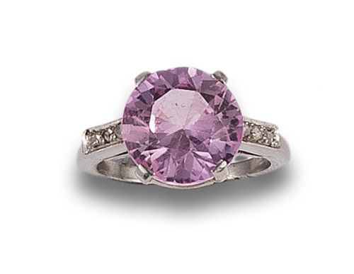 SORTIJA DE ROSA DE FRANCIA Y DIAMANTES, EN PLATINO