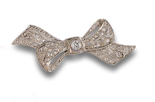 BROCHE LAZO CA. 1930, EN ORO Y PLATINO CON DIAMANTES