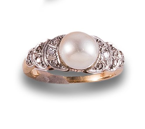 SORTIJA CA. 1930 EN ORO Y PLATINO CON DIAMANTES Y PERLA CEN