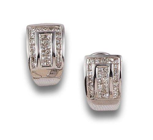 PENDIENTES MEDIAS CRIOLLAS DE DIAMANTES, EN ORO BLANCO