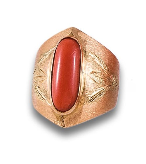 SORTIJA, AÑOS 70, DE CORAL Y ORO AMARILLO