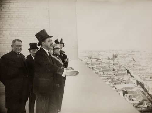 LUIS RAMÓN MARÍN, El Rey Alfonso XIII en el edificio de Tel