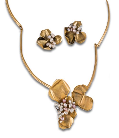 CONJUNTO DE GARGANTILLA Y PENDIENTES DE PERLITAS EN ORO AMA