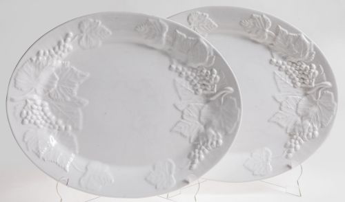 Pareja de fuentes ovaladas de loza blanca esmaltada, Portug