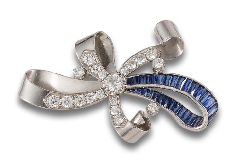 BROCHE LAZO DE DIAMANTES Y ZAFIROS, EN PLATINO