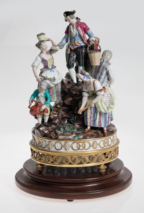 Grupo en porcelana alemana, vidriada y policromada, siguien