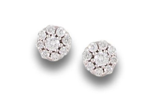 PENDIENTES ROSETONES DE DIAMANTES, EN ORO BLANCO