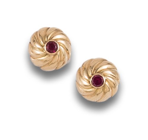 PENDIENTES EN ORO Y RUBÍ