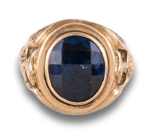 SORTIJA EN ORO CON VIDRIO CENTRAL