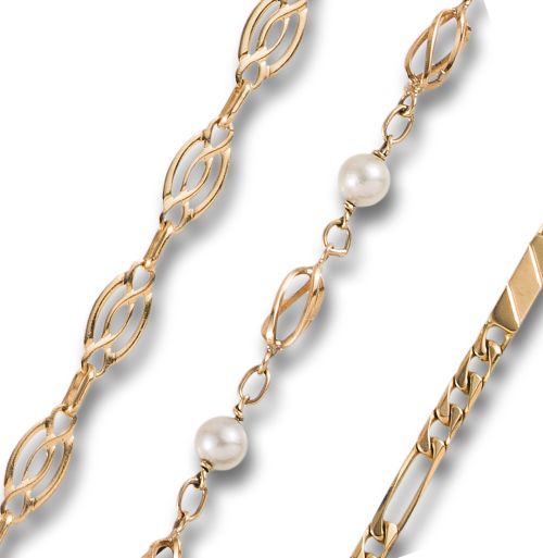 LOTE DE TRES PULSERAS EN ORO, UNA CON PERLITA