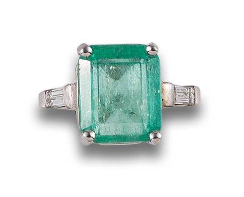 SORTIJA DE ESMERALDA Y DIAMANTES, EN ORO BLANCO