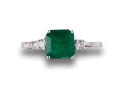 SORTIJA DE ESMERALDA Y DIAMANTES, EN ORO BLANCO