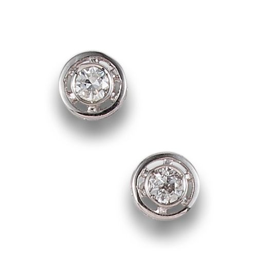 PENDIENTES DORMILONAS DE DIAMANTES EN CHATÓN, DE ORO BLANCO