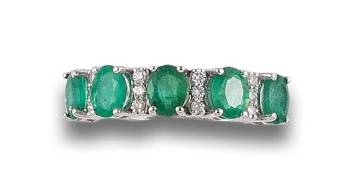 SORTIJA MEDIA ALIANZA DE DIAMANTES Y ESMERALDAS, EN ORO BLA