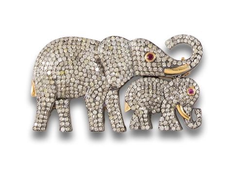 BROCHE ELEFANTES DE DIAMANTES Y RUBÍES, EN ORO AMARILLO Y P