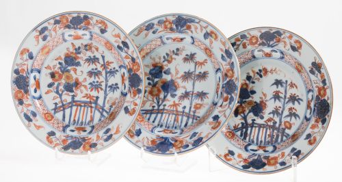 Tres platos de porcelana Imari, Japón, S. XX