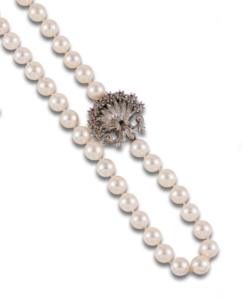 COLLAR EXTRALARGO DE PERLAS, BROCHE DE RUBÍES SINTÉTICOS Y