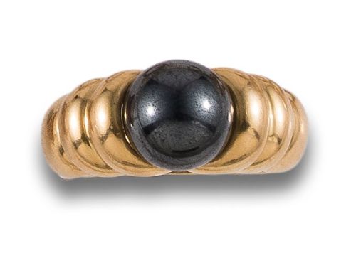 SORTIJA, AÑOS 80, DE HEMETITE Y ORO AMARILLO