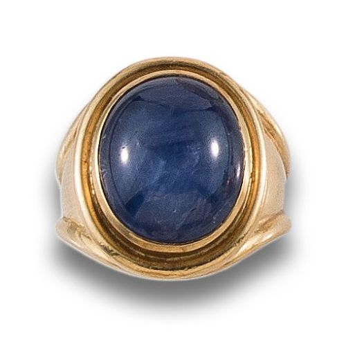 SORTIJA EN ORO CON CABUJÓN DE ZAFIRO CON ASTERISMO.