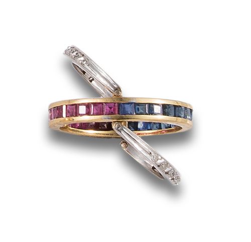 SORTIJA MÓVIL DE DIAMANTES, RUBÍES Y ZAFIROS, EN ORO BICOLO