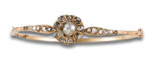 PULSERA RÍGIDA ANTIGUA DE DIAMANTES Y PERLA, EN ORO AMARILL